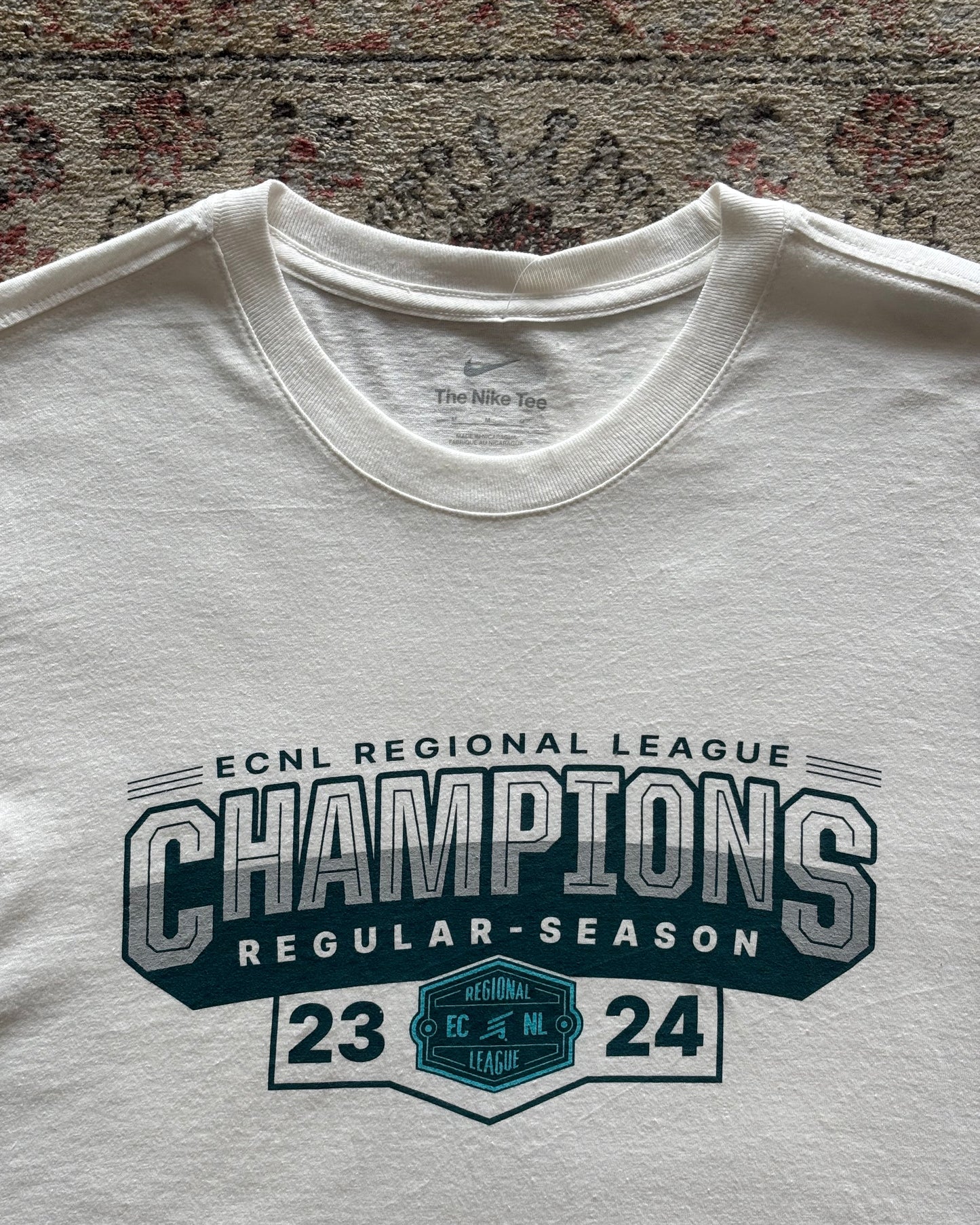 CAMISETA VINTAGE NIKE ECNL CHAMPIONS 23/24 – WHITE TEE · KÖDE VINTAGE