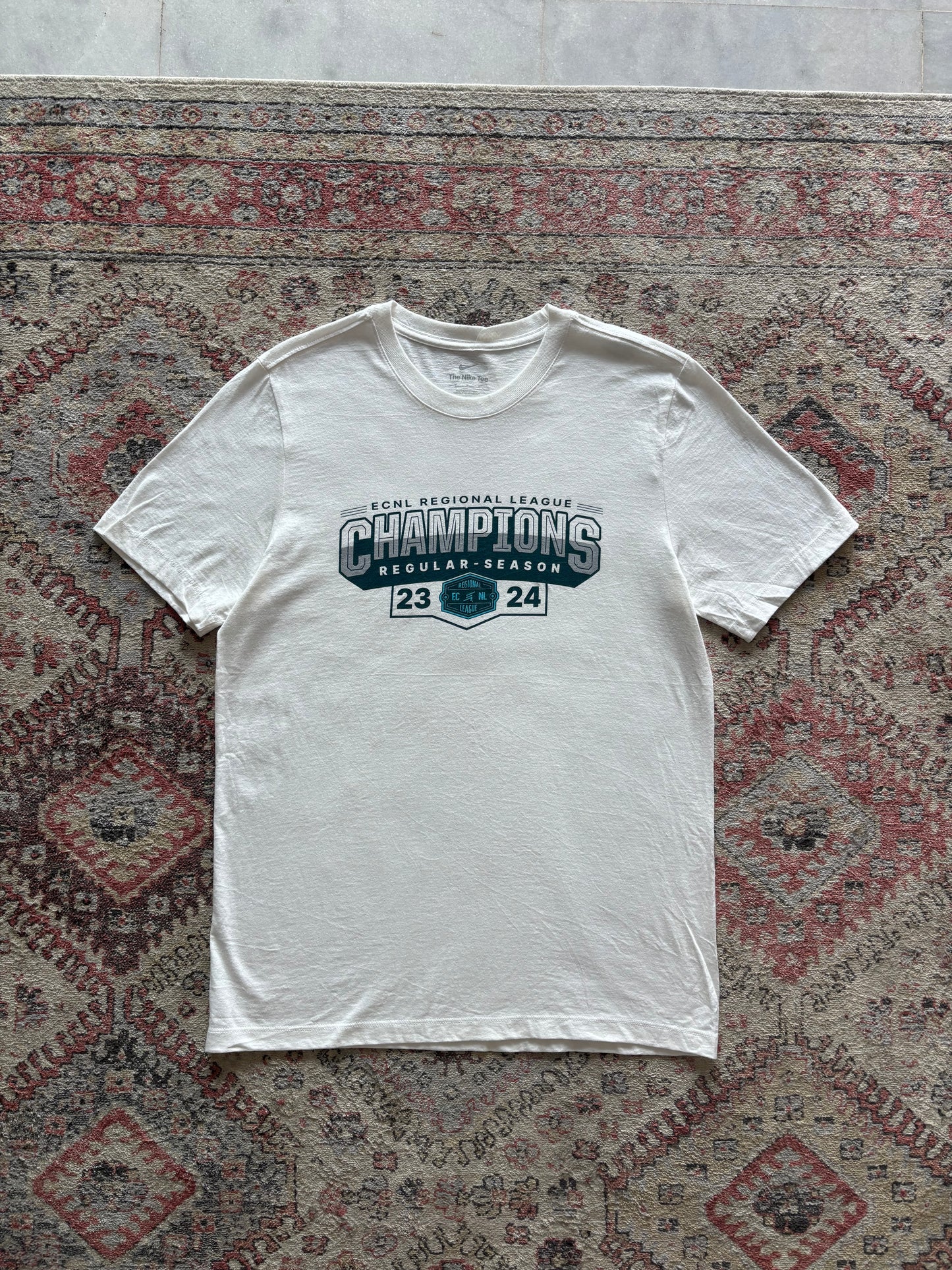 CAMISETA VINTAGE NIKE ECNL CHAMPIONS 23/24 – WHITE TEE · KÖDE VINTAGE